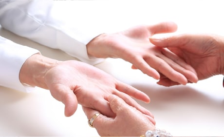 両手で見る手相占いイメージ